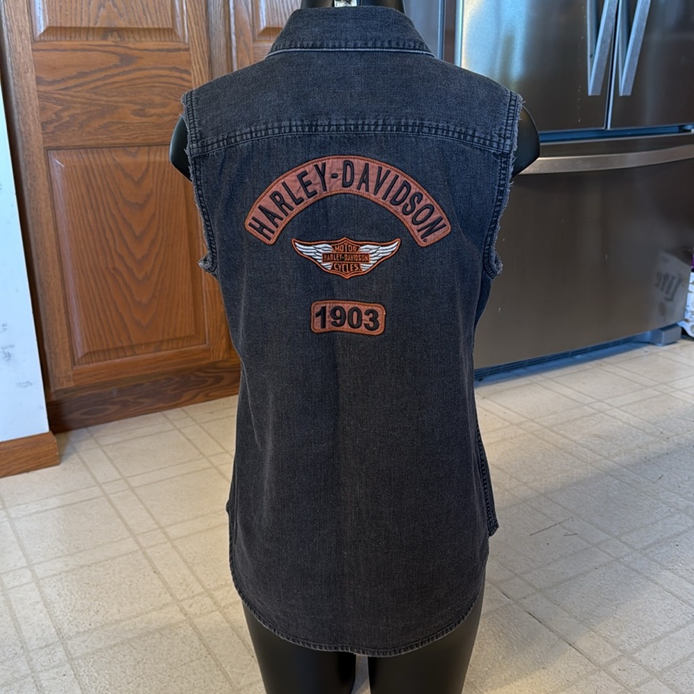 Harley Davidson women’s embroirdered sleeveless shirt. 
Size Small.